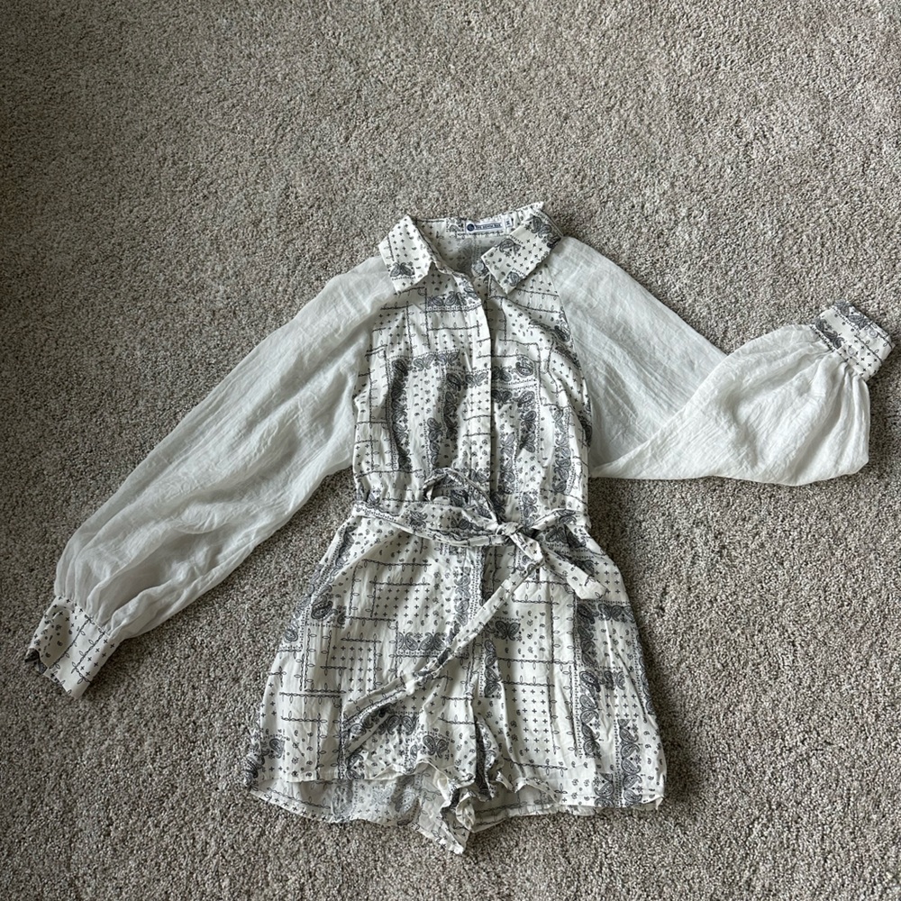 Chic White and Black Jumpsuit with Balloon Sleeves and Belted Waist